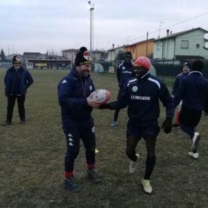 Squalificato per razzismo, si riscatta allenando dei ragazzi africani