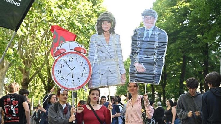 Studenti e docenti in corteo contro la riforma dei tecnici: nel mirino anche la militarizzazione