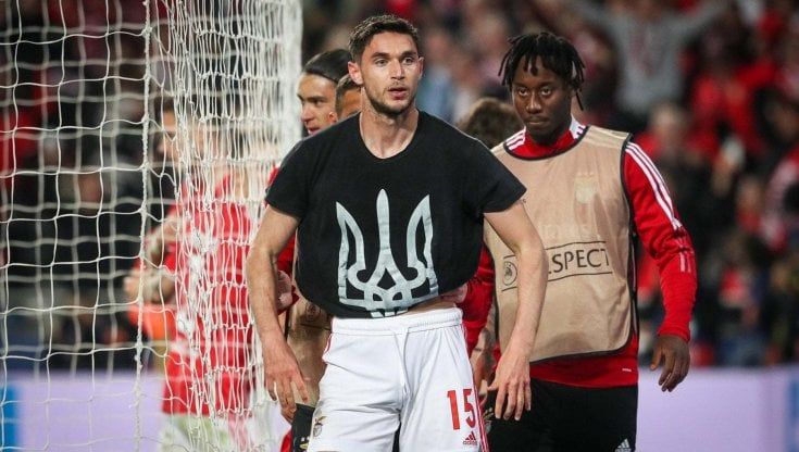L'attaccante del Benfica Yaremchuk: "Ho consegnato giubbotti antiproiettile a Leopoli, Yarmolenko ha salvato i miei suoceri"