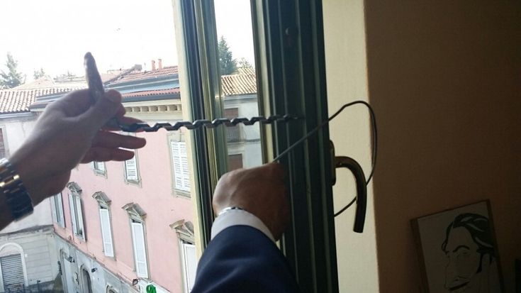 Furti in casa, ecco il trucco della banda del forellino
