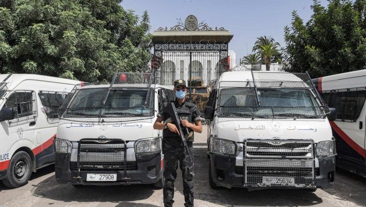 Tunisia, manette ai deputati condannati. Agli arresti anche un giudice