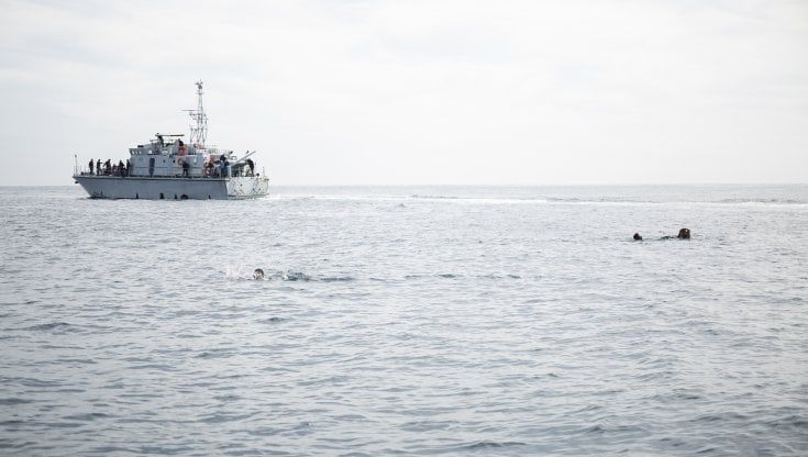 Barcone con oltre 430 migranti a rischio naufragio nel Mediterraneo, interviene la Tunisia. La SeaWatch 4 verso Augusta