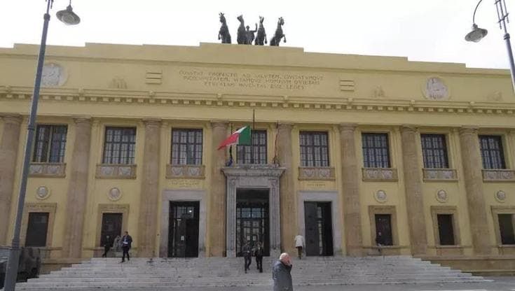 Mette in scena la truffa del finto carabiniere, ma dall’altra parte trova un poliziotto vero