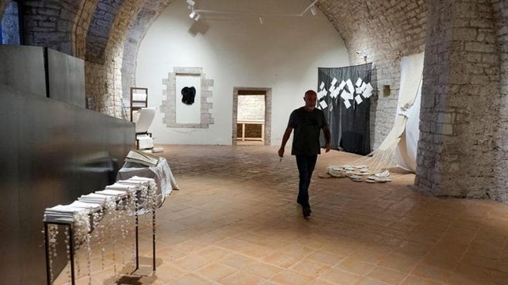 Teli di lino del primo ‘900 che si fondono con l’arte contemporanea, una storia d’amore tra i secoli in mostra a Gubbio