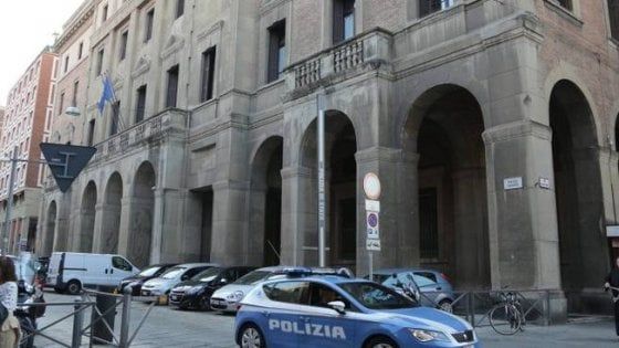 Bologna, assembramenti sulle panchine: multa da 400 euro a otto ragazzi