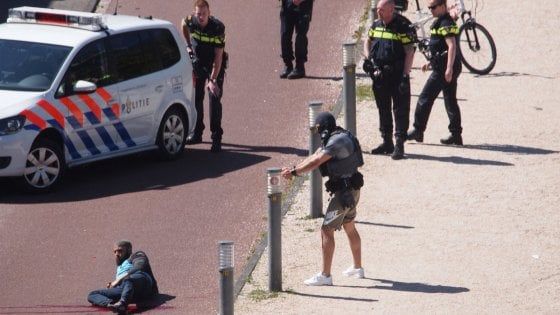 Olanda, uomo accoltella tre persone a L'Aja. Ferito e arrestato