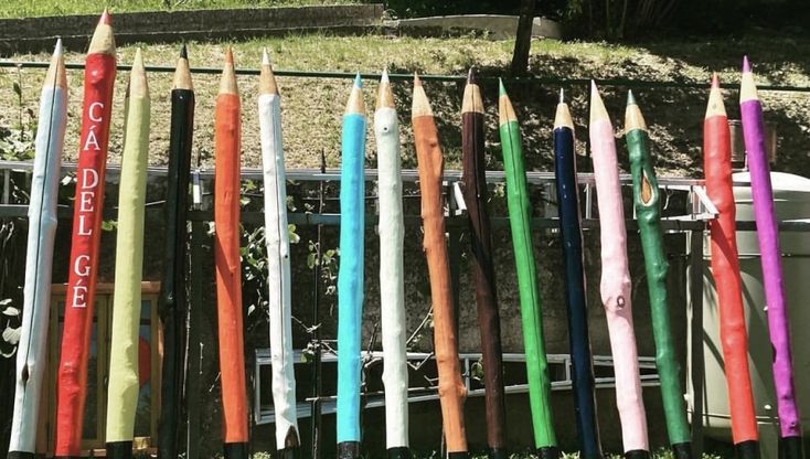 Tra i filari dell'Oltrepò spuntano matite giganti colorate