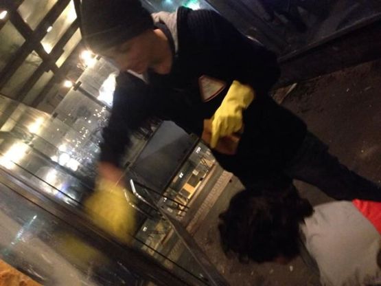 Volontari al lavoro per ripulire la stazione metr&ograve; di piazza Dante
