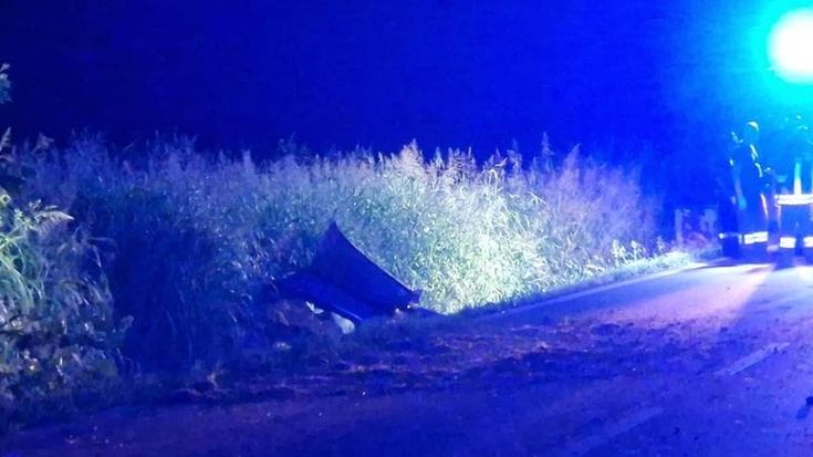 Schivano un’auto che compie un sorpasso azzardato, ma si ribaltano in un fosso: morti due ragazzi