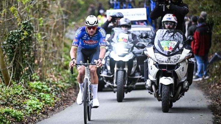 La scia delle moto nelle classiche del Belgio, torna la polemica. Fuglsang: “Decide le gare”