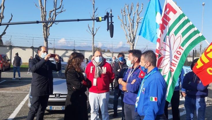 Le tute blu tornano in piazza per il contratto: alta adesione in Piemonte allo sciopero