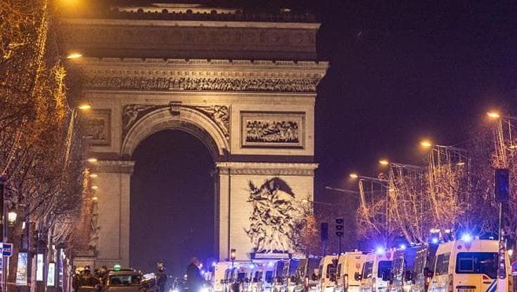Francia-Marocco, Parigi teme un’altra notte di scontri. I fuochi d’artificio diventano armi
