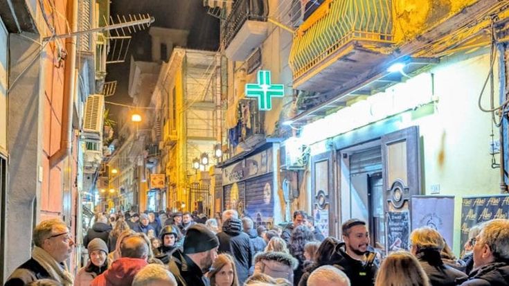 Castellammare celebra Viviani, dalla casa alle strade dell'infanzia: folla alla notte bianca