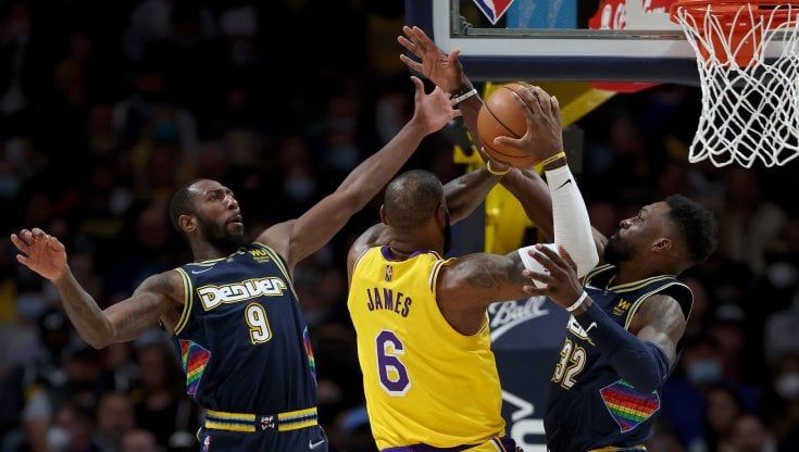 Nba: Lakers umiliati da Denver. A Est sale Brooklyn, ansia per Durant. Cadono Bulls, Heat e Bucks