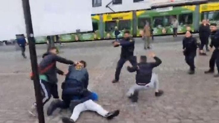 Germania, attacco con il coltello al raduno dell’estrema destra: diversi feriti, anche il politico e attivista anti-Islam Stürzenberger