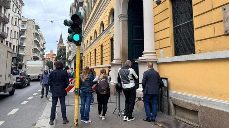 Scontri a Milano, i genitori fuori dalla Questura: “Ero contento se ti spaccavano la testa”