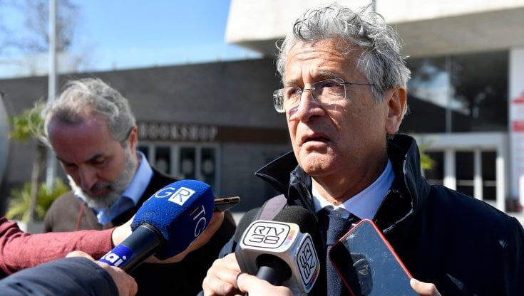Giacca aperta e zaino, al Maggio va in scena lo stile Cutaia: “Stipendi sbloccati”