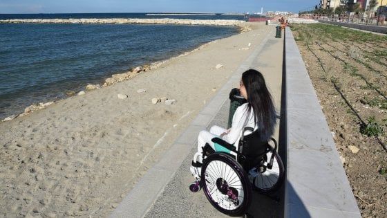 Bari, mare negato ai disabili: nel nuovo waterfront rampe ripide e ostacoli 