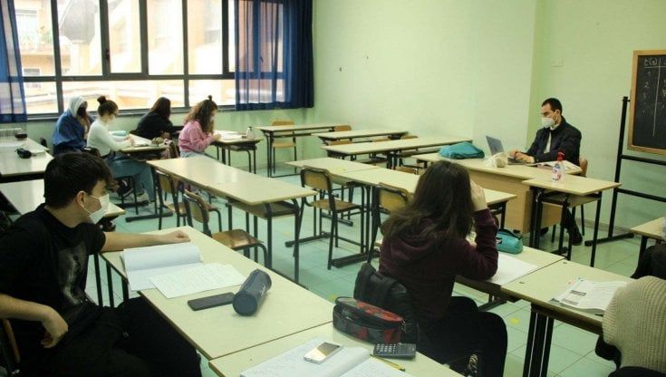 Scuola, De Luca: "Didattica a distanza per gli studenti non vaccinati"