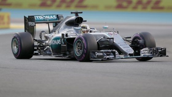 F1, Abu Dhabi: Hamilton si prende la pole, Rosberg secondo e felice