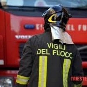 Foggia, incendio distrugge i mezzi per la raccolta dei rifiuti: è la terza volta 