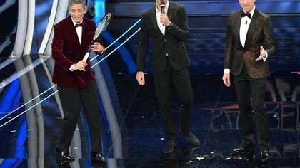 Sanremo 2020, l'Ariston un campo da tennis. Fiorello palleggia col numero 1 Djokovic 