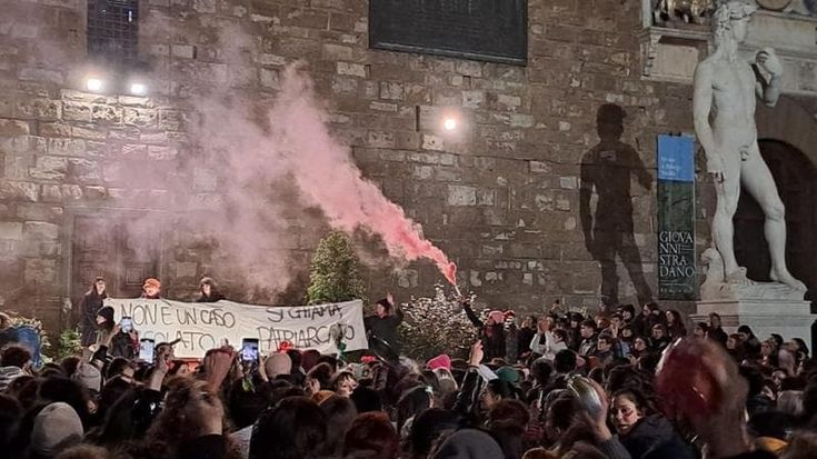 “Siamo il grido di tutti quei corpi senza più voce”. Migliaia in piazza