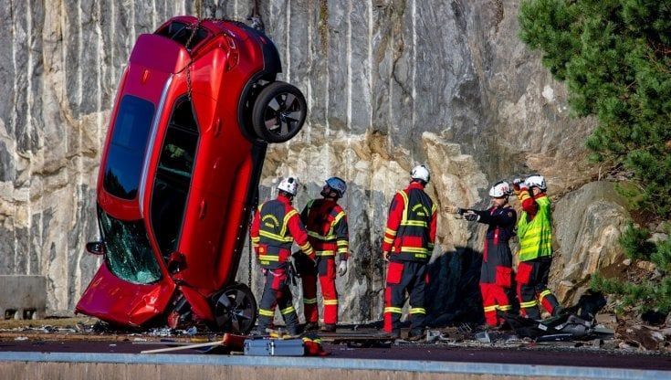 Volvo, quando il crash test è estremo:  con l'auto giù dalla torre da 30 metri