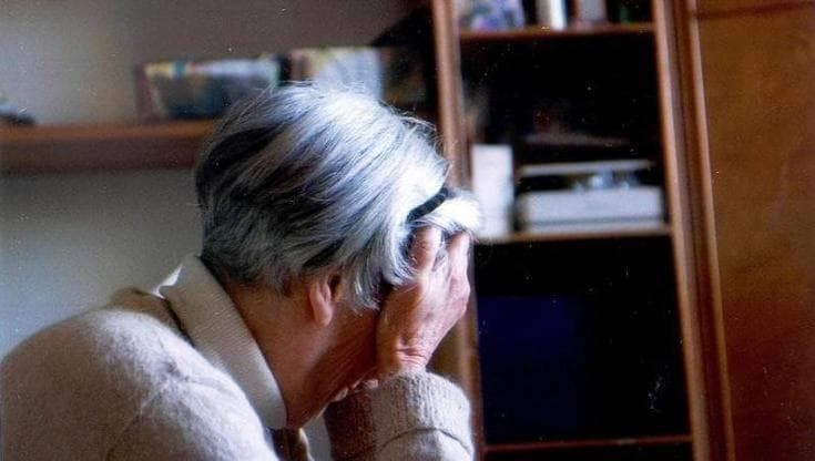 Non gradisce il pranzo e picchia l’anziana madre: lei chiama i carabinieri. “Da anni va avanti così”