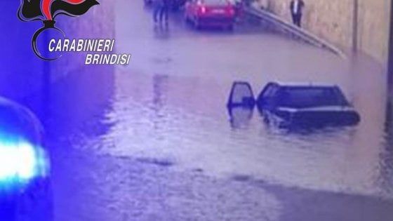 Brindisi, marito e moglie intrappolati nel sottopasso allagato dal temporale: salvati dai carabinieri