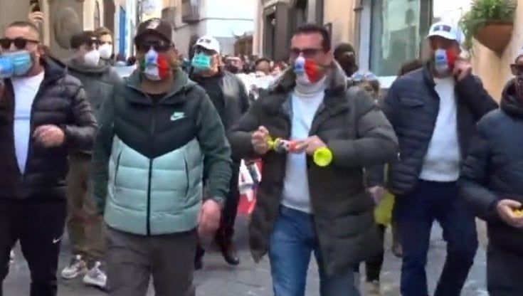 Salerno, in piazza contro le chiusure: "De Luca vogliamo lavorare, tu quando inizi?"
