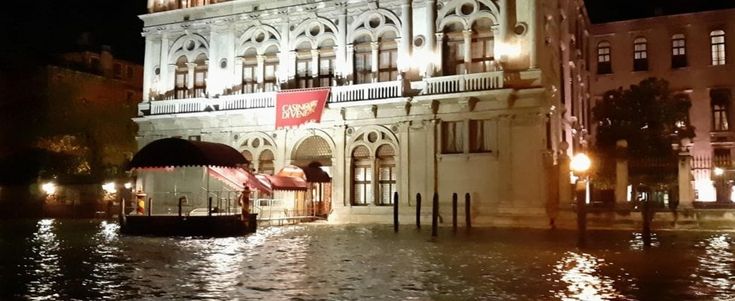 Venezia, Venezia, acqua alta record:  mai così dal '66. Anziano morto fulminato