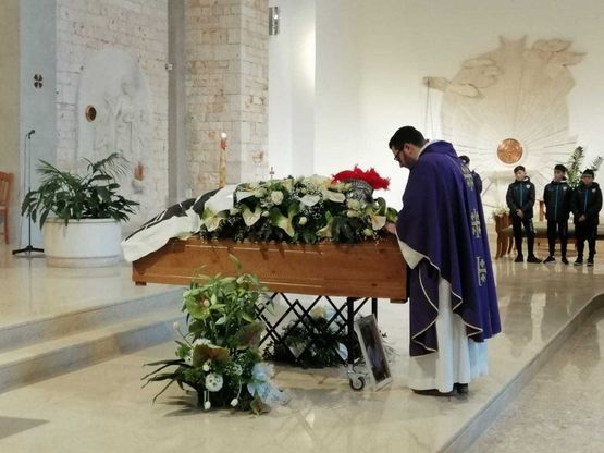 Giovanni Custodero, un elmo sulla bara per l'addio al 'guerriero'