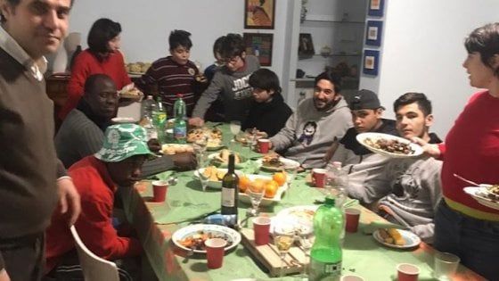 “Le persone non sono pacchi: non cacciamo nessuno”: la protesta del Centro sociale di Caserta contro il decreto sicurezza