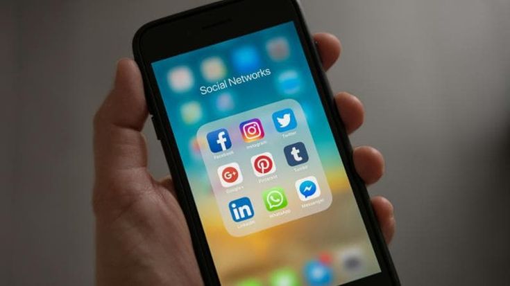 Se Instagram può costare l’assunzione: tatuaggi e attivismo, cosa si guarda sui social del candidato