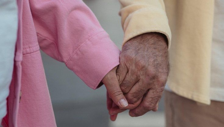 Muore la moglie e lui la veglia per giorni: il dramma di due anziani