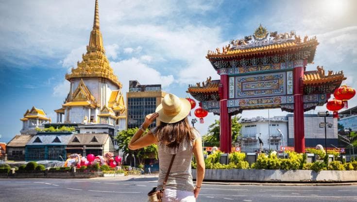 Thailandia, il viaggio dei sensi tra templi dorati e acque turchesi