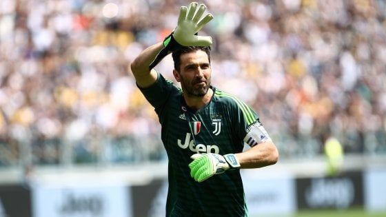Buffon saluta la Juventus: "Si chiudono 17 anni in bianconero, porterò tutto con me"