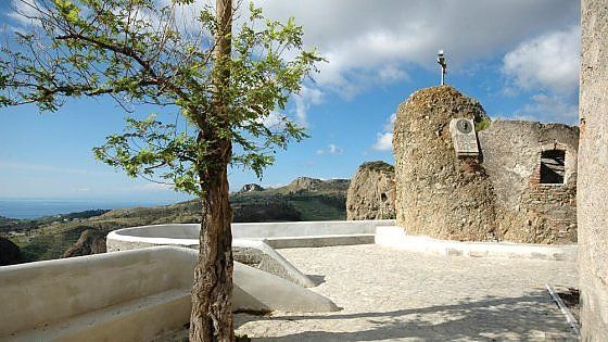 Valli impervie, borghi fantasma. La Calabria dei Greci