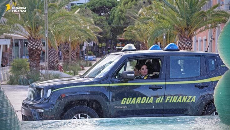 Indagati e perquisiti 8 agenti della polizia locale: “Persone ammanettate per l’etilometro”