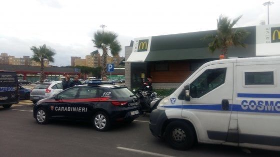 Brindisi, assalto al portavalori con l'incasso del McDonald's: rapinatori in fuga con 20mila euro