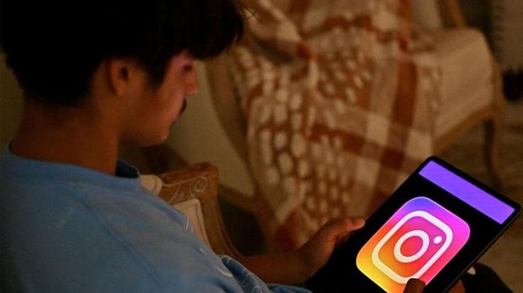 Una app contro i danni dello scrolling compulsivo: “Governare l’algoritmo ci salverà la vita”