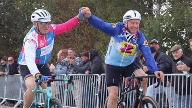 Hinault e LeMond, l’abbraccio 40 anni dopo il Tour de France della discordia: “Amici per sempre”
