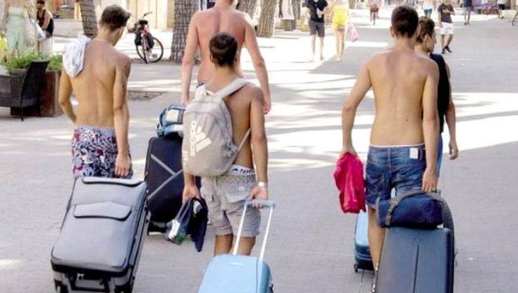 A Tropea girare in costume e scalzi per la città può costare caro: fino a 500 euro di multa