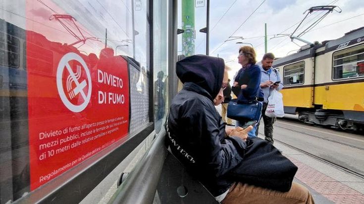 Fumo vietato per strada a Milano, i dubbi dei partiti: “Senza controlli è solo propaganda”