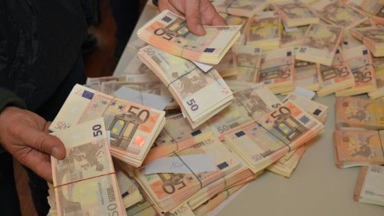 Bari, un milione di banconote false nel trolley: arrestato un 30enne vicino ai clan