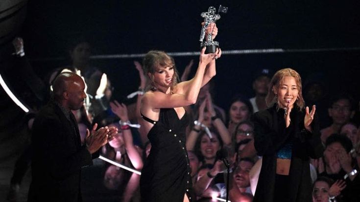 Rivoluzione in redazione, nasce il cronista “embedded” al seguito di Beyoncé e Taylor Swift