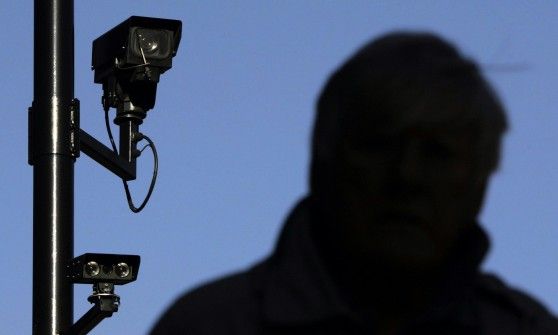 Telecamera nascosta per spiare ragazze, nei guai un 76enne