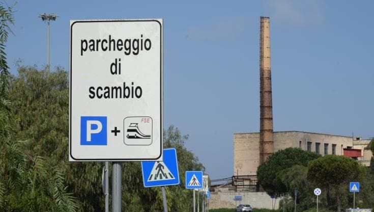 Altro che hub da 500 posti, viaggio a Mungivacca tra rifiuti e degrado nel parcheggio mai partito