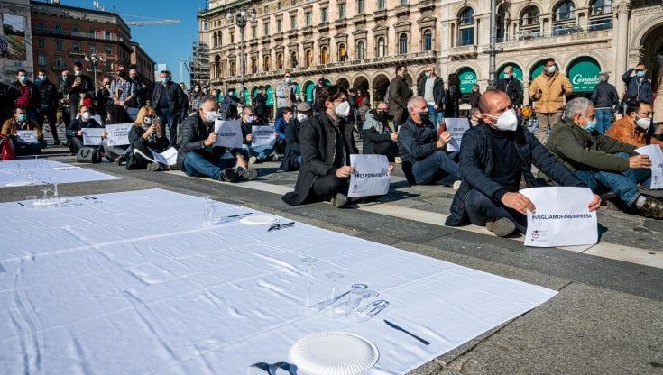 Giovani e precari: la "generazione mille euro" a rischio con le chiusure di locali, palestre e attività culturali